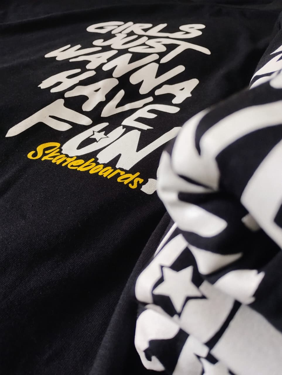 Remera negra estampada